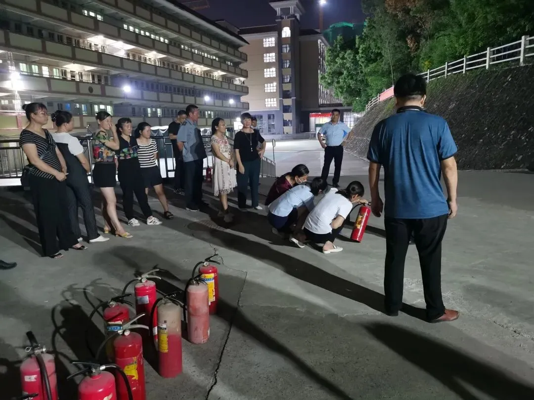 钟锦山副校长进行演练总结讲话