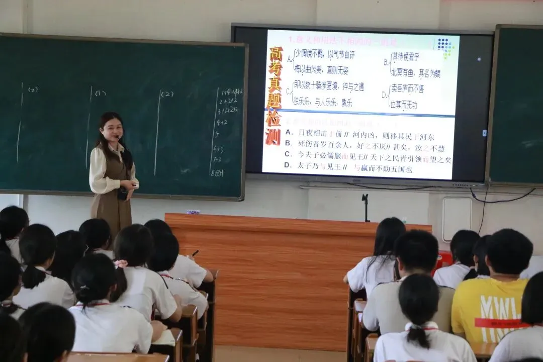 学生们在课堂上积极讨论,小组合作学习