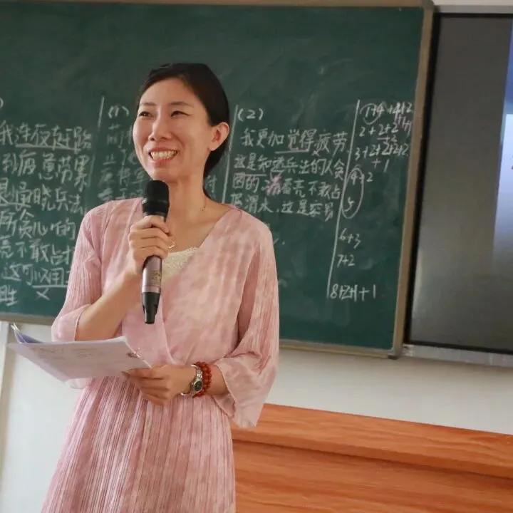教师们在评课会议上分享教学心得