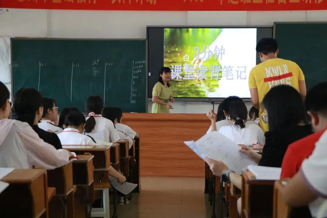 学生在课堂上积极回答问题,展现学习热情