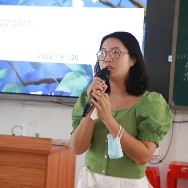 教师们在评课会议上认真做笔记