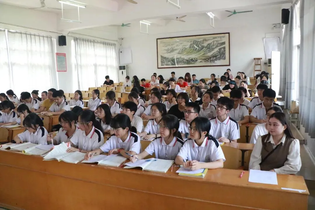 惠州仲恺中学语文科组:名师引领,教研赋能,提升教学实效