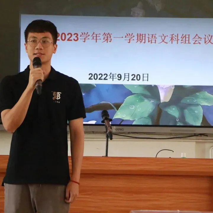 教师们在评课环节进行热烈讨论