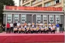 惠州仲恺中学领导为联考获奖学生颁奖