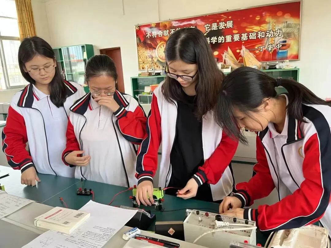 学生们在初赛中进行实验操作