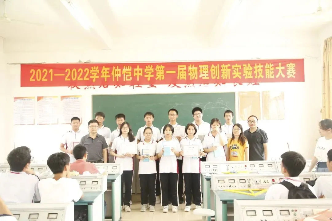 学生们在比赛中展现出的专注与认真