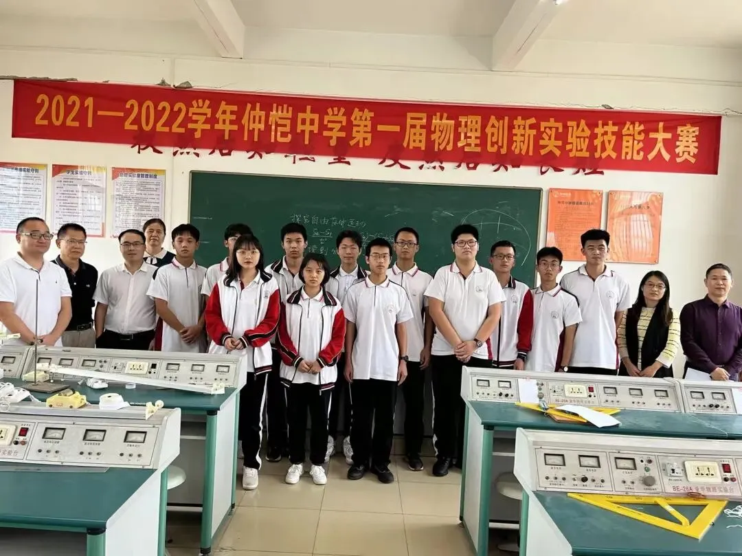 颁奖仪式现场,领导为获奖学生颁奖