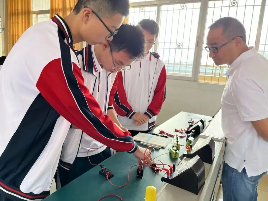 决赛现场,学生们沉着冷静地操作