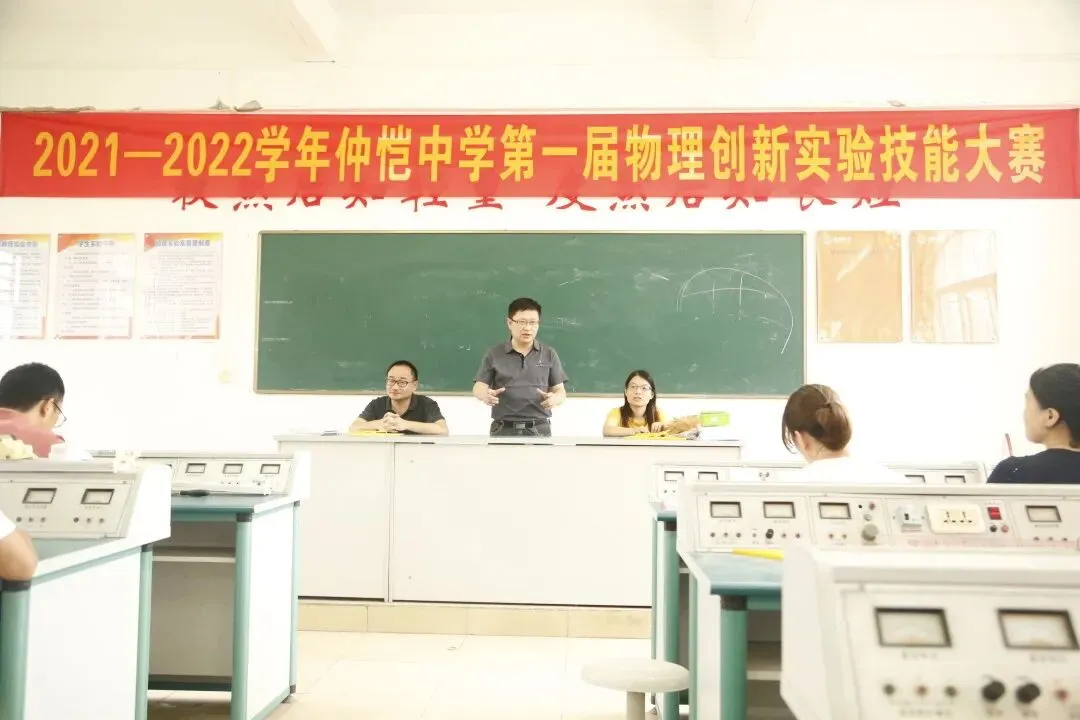 学生们在比赛中展现出的严谨态度