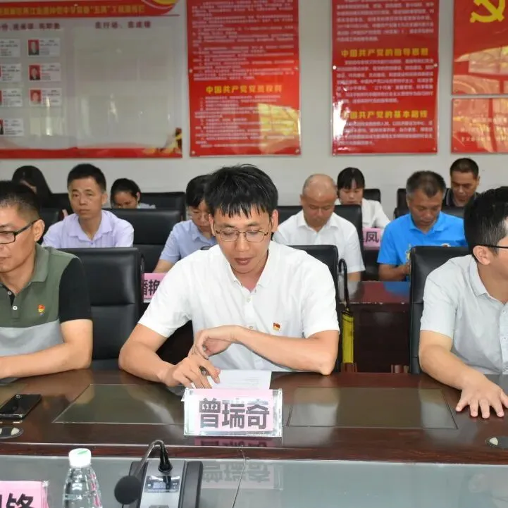 活动现场全体党员合影留念