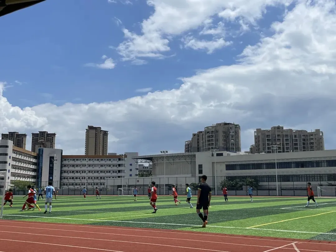 教练员指导队员进行战术训练
