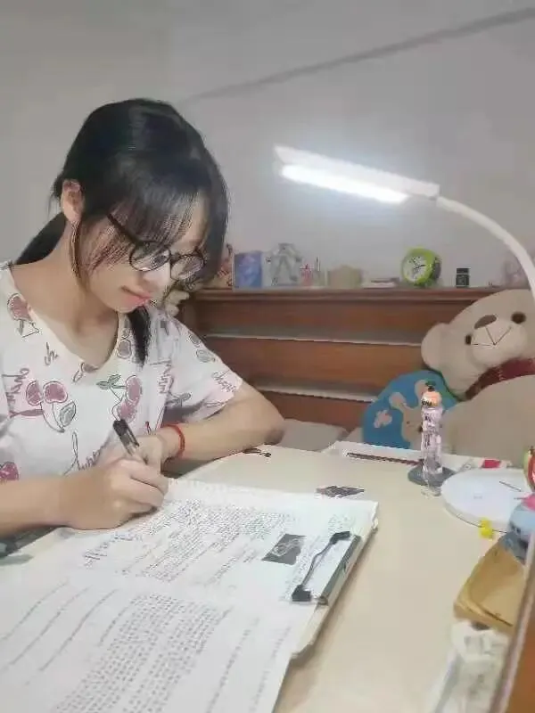 学生们在认真排练微剧