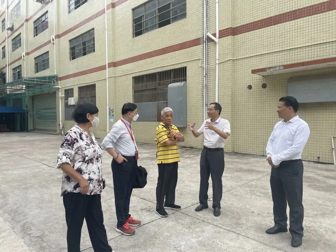 旭日集团领导与仲恺中学领导在会议室交流