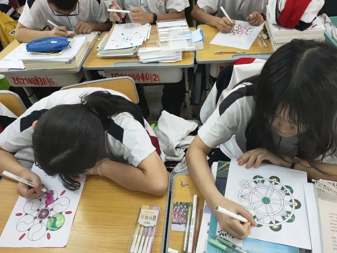 学生们展示自己创作的曼陀罗作品