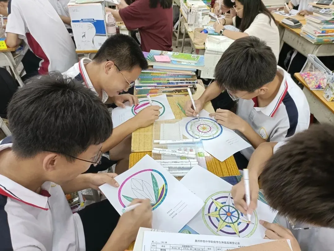 学生们专注地进行曼陀罗绘画创作