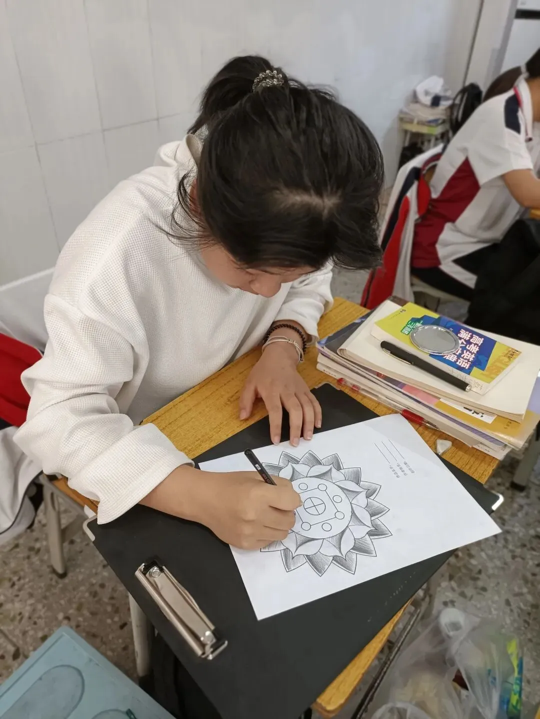 老师讲解曼陀罗绘画的心理学意义