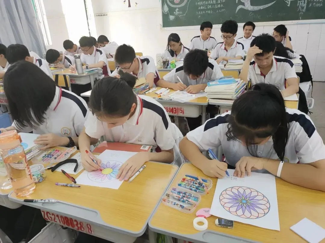 学生们在轻松愉快的氛围中完成绘画