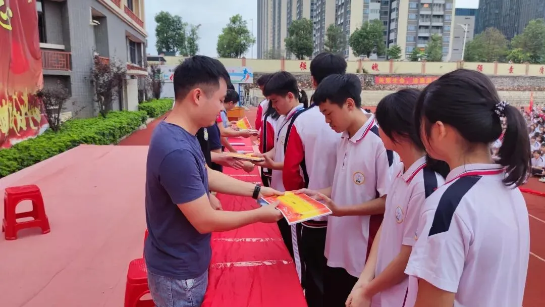 仲恺中学高一年级阶段性测试获奖学生代表领奖