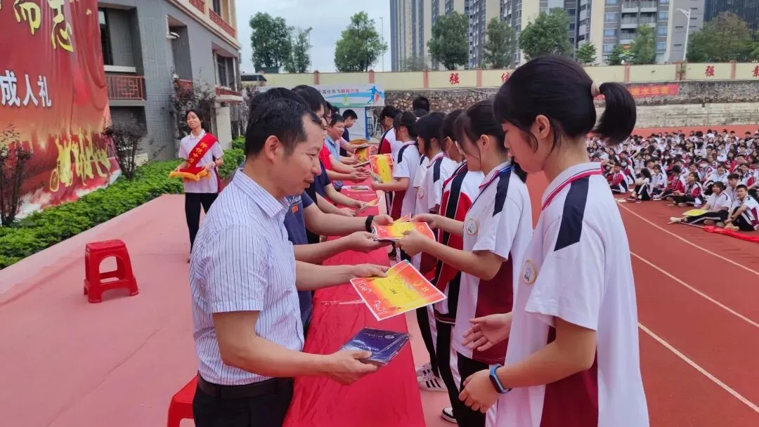 仲恺中学高一年级阶段性测试获奖学生代表领奖