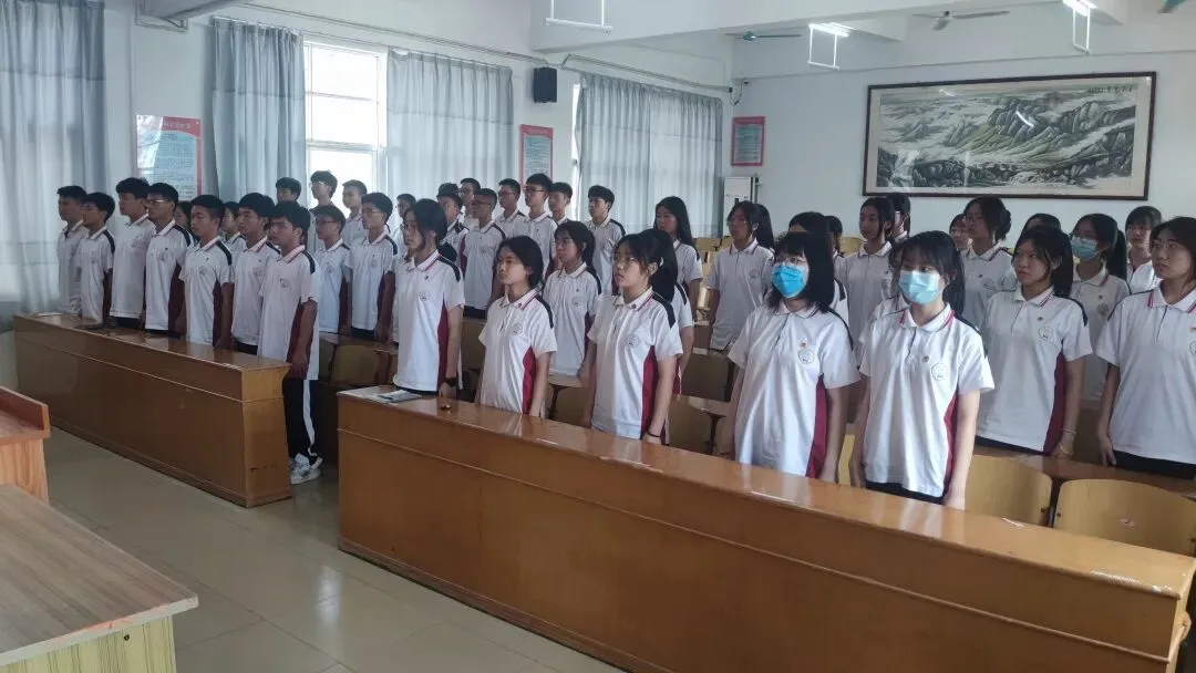 团委书记李扬在仪式上发表讲话,寄语新团员