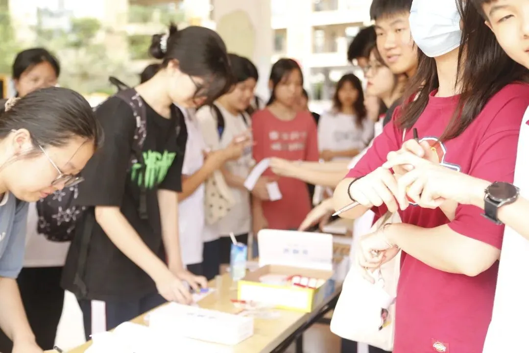 漂流瓶活动现场,学生们脸上洋溢着笑容