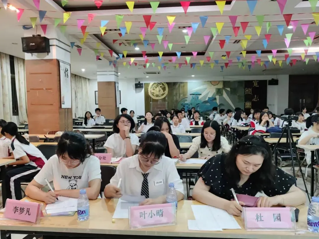 学生们专注地进行配音表演