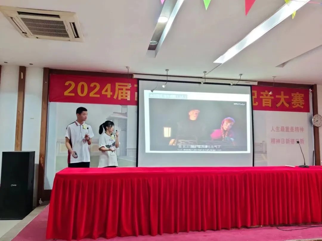选手们在比赛中展现出的自信与活力