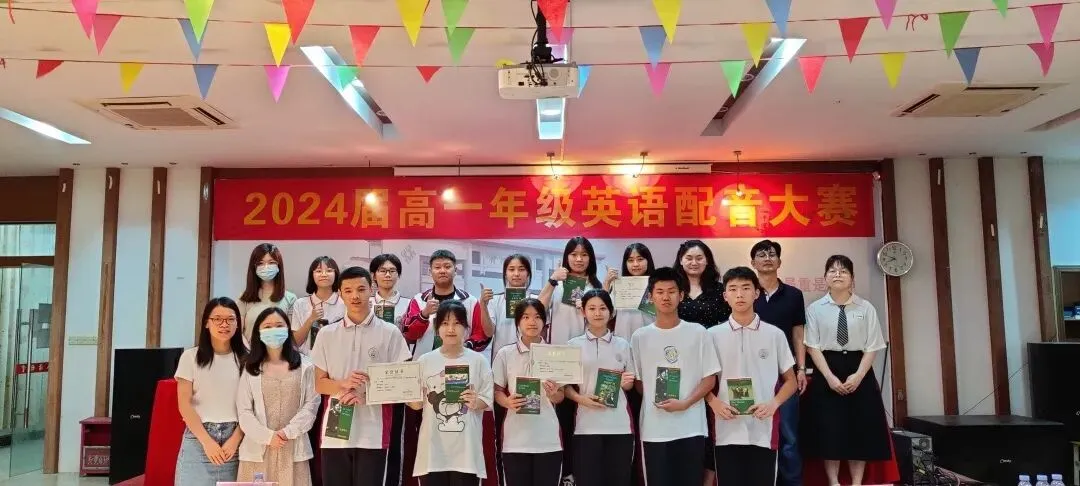 获奖选手们与评委合影留念
