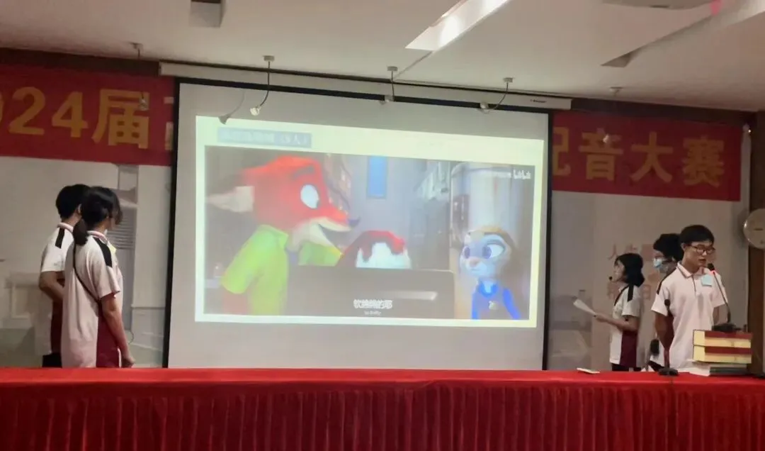 选手们用生动的语言演绎不同角色