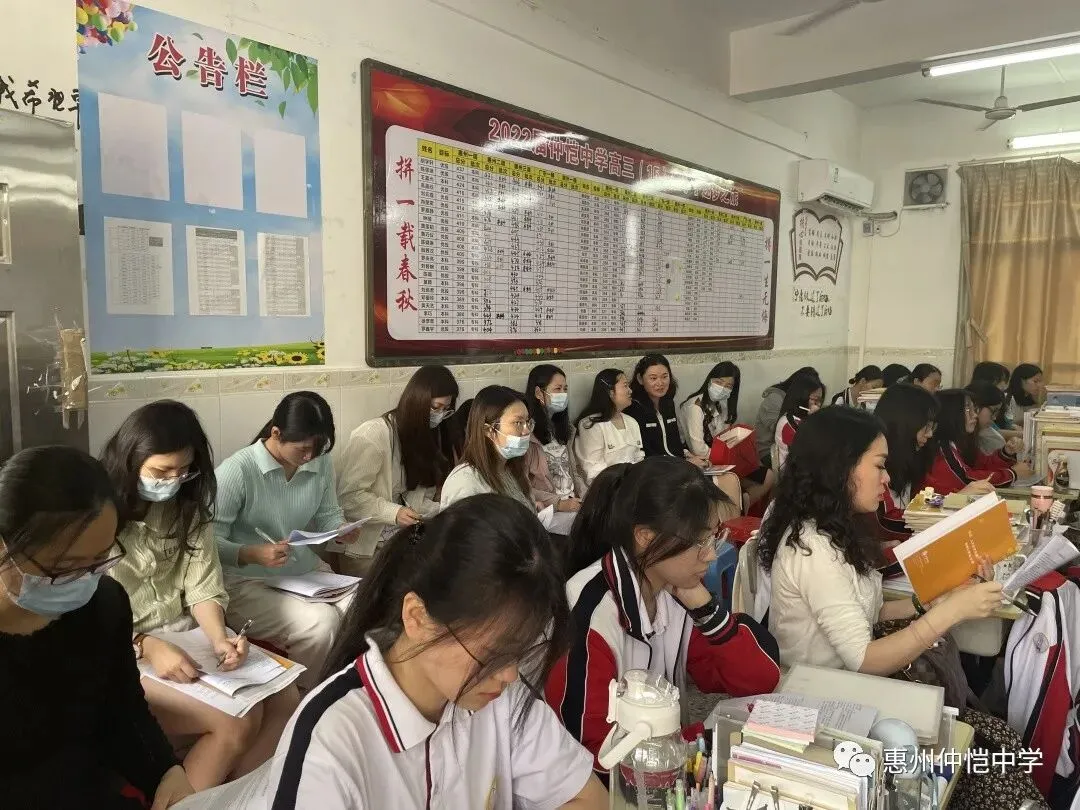 英语科组教师们在研讨会上积极交流,分享教学心得
