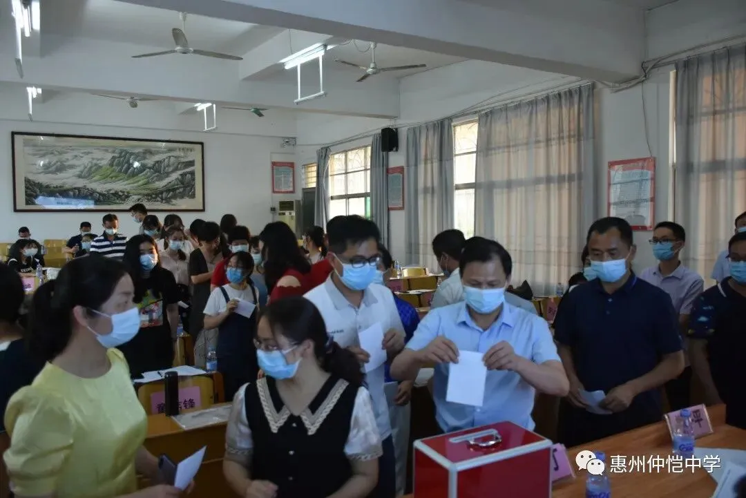 新一届工会领导班子合影