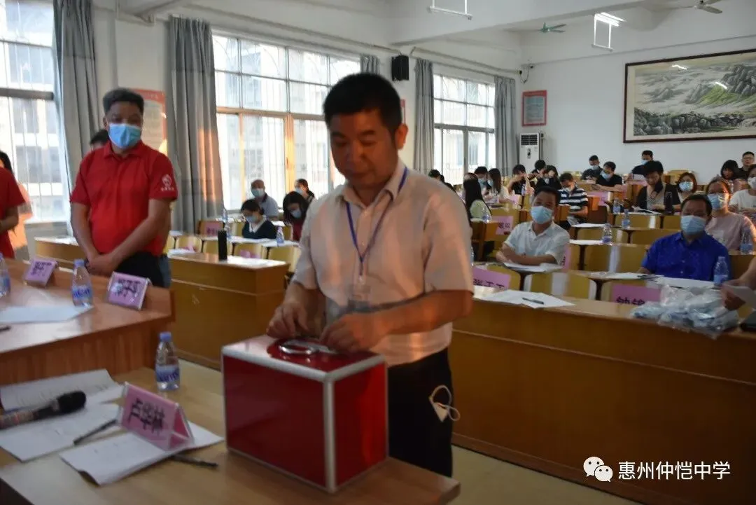 邹志明同志代表新一届工会委员会发言