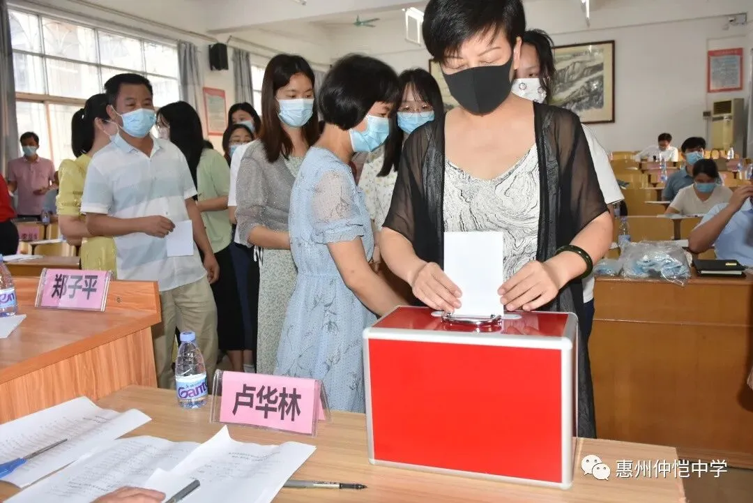 新一届工会委员会委员合影