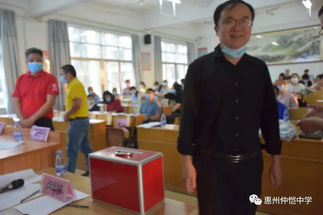 工会代表们进行无记名投票