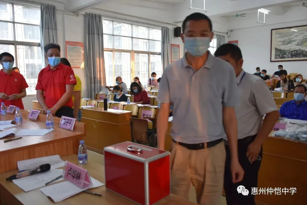 新当选的工会委员会委员们合影留念