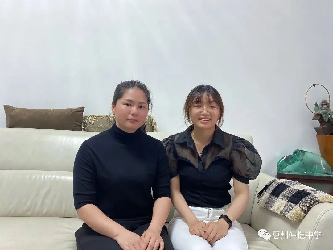 家访团队认真听取家长对学校教育的建议