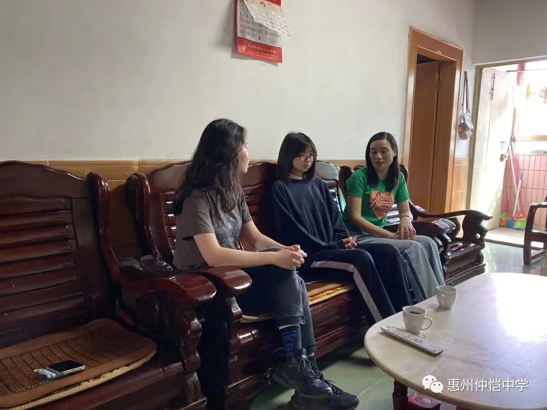 老师们认真倾听家长对孩子在校情况的反馈