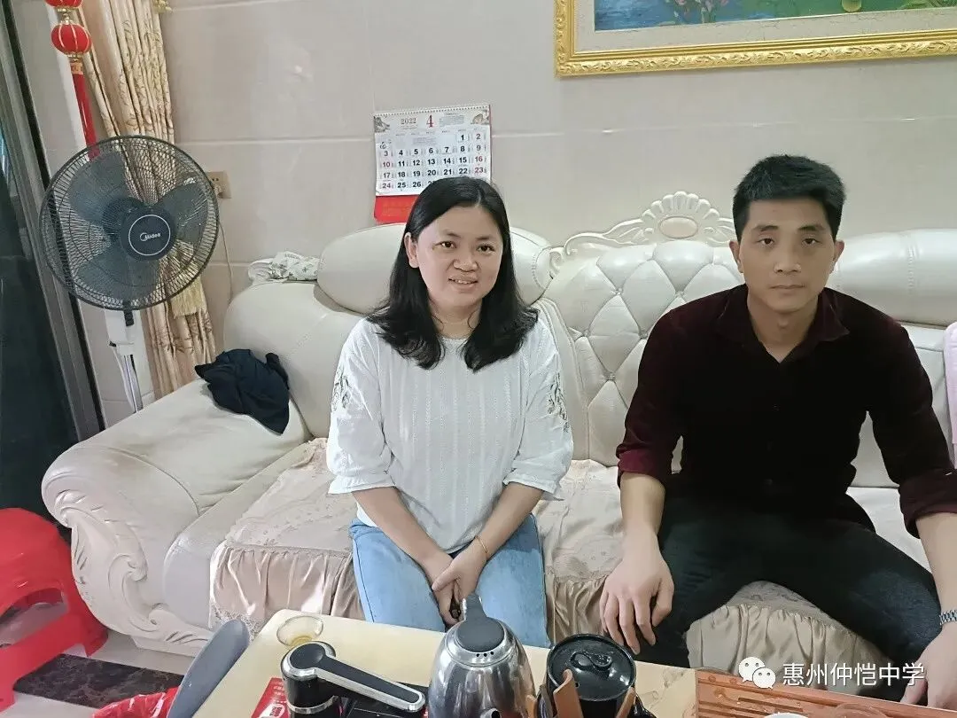 老师与家长就学生学业问题进行深入探讨
