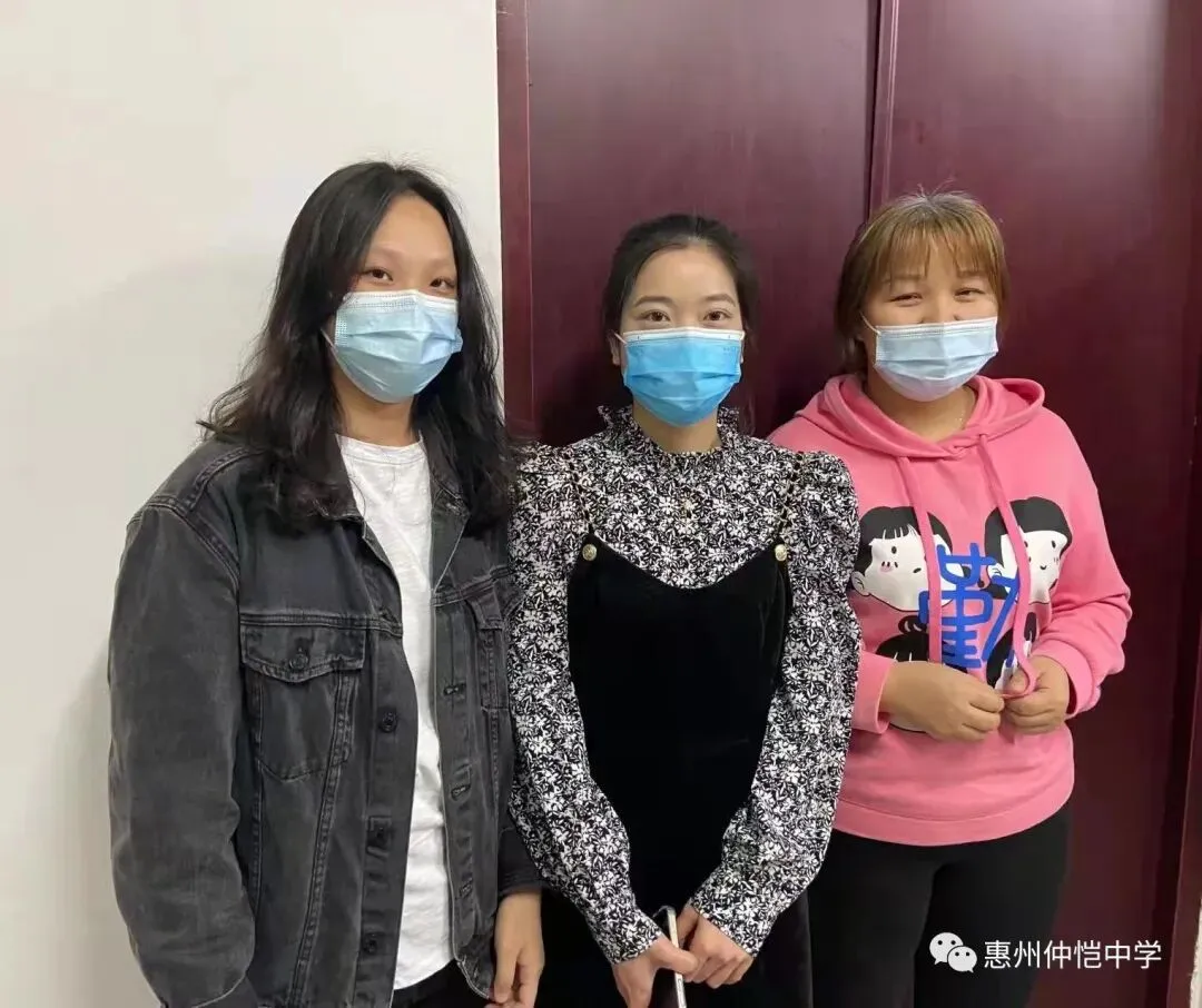 家访活动中,老师们耐心解答家长关于教育的疑问