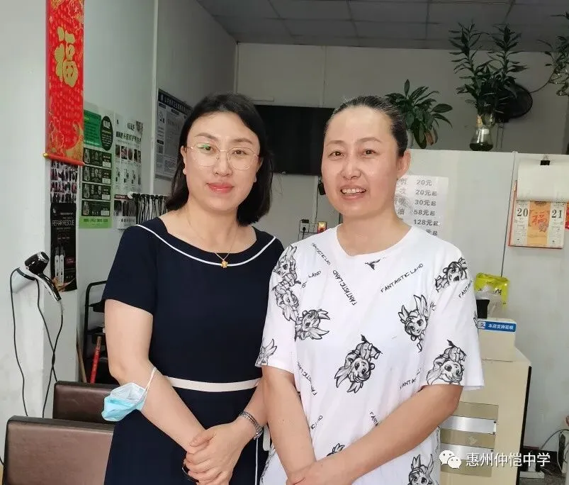 一位老师正在与学生和家长探讨学习方法