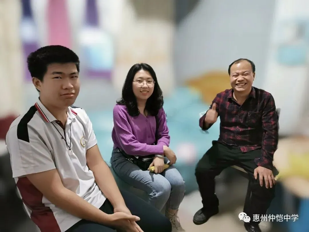 老师们在学生家中认真听取家长对孩子教育的期望
