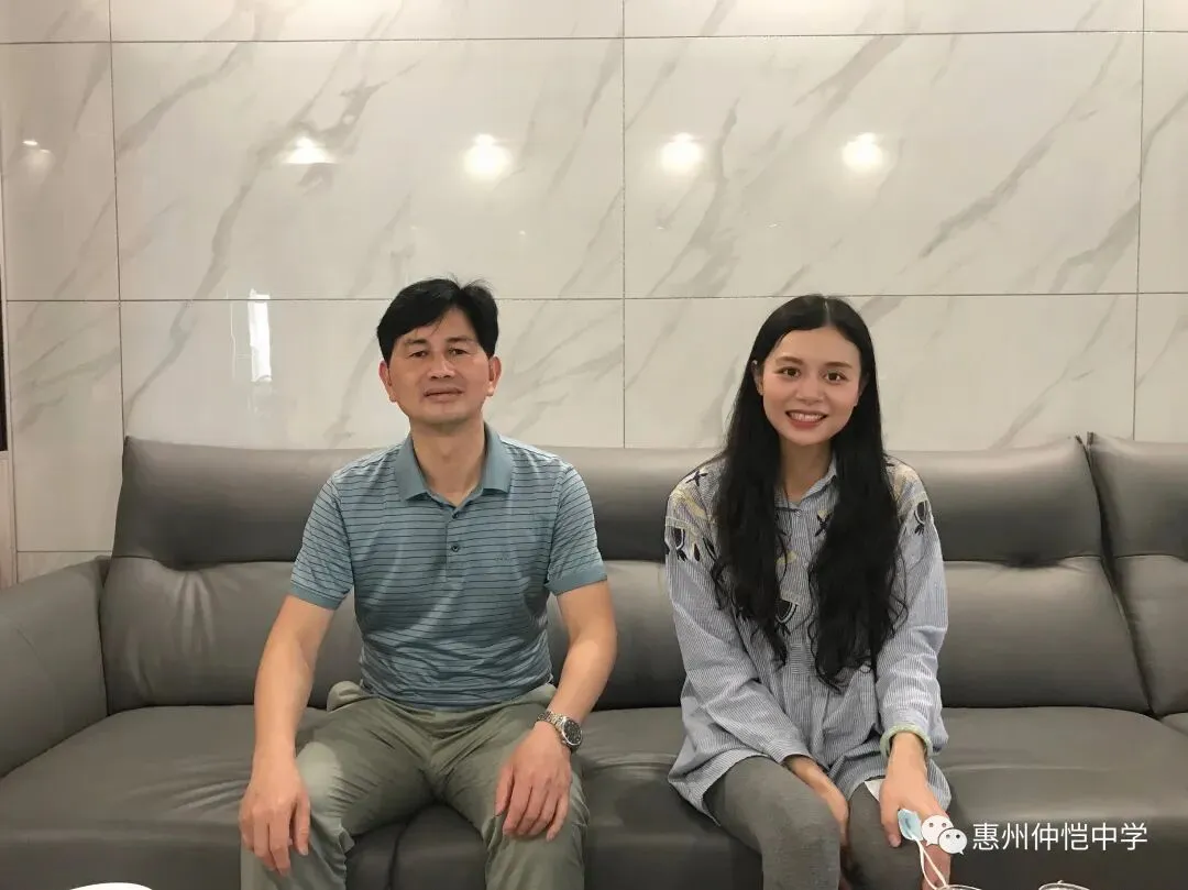 学生在家中与老师分享自己的学习心得和生活趣事