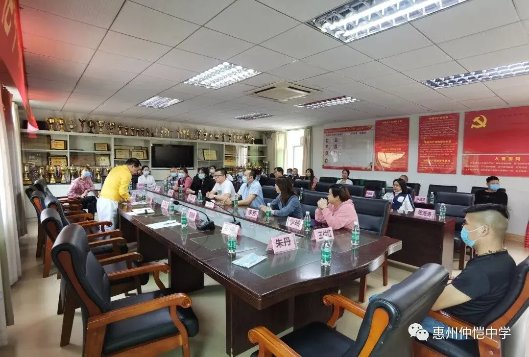 年级家委会万军主任宣读家委会章程