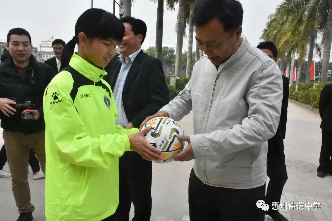 原惠州市委常委、市政府常务副市长胡建斌调研仲恺中学女子足球队