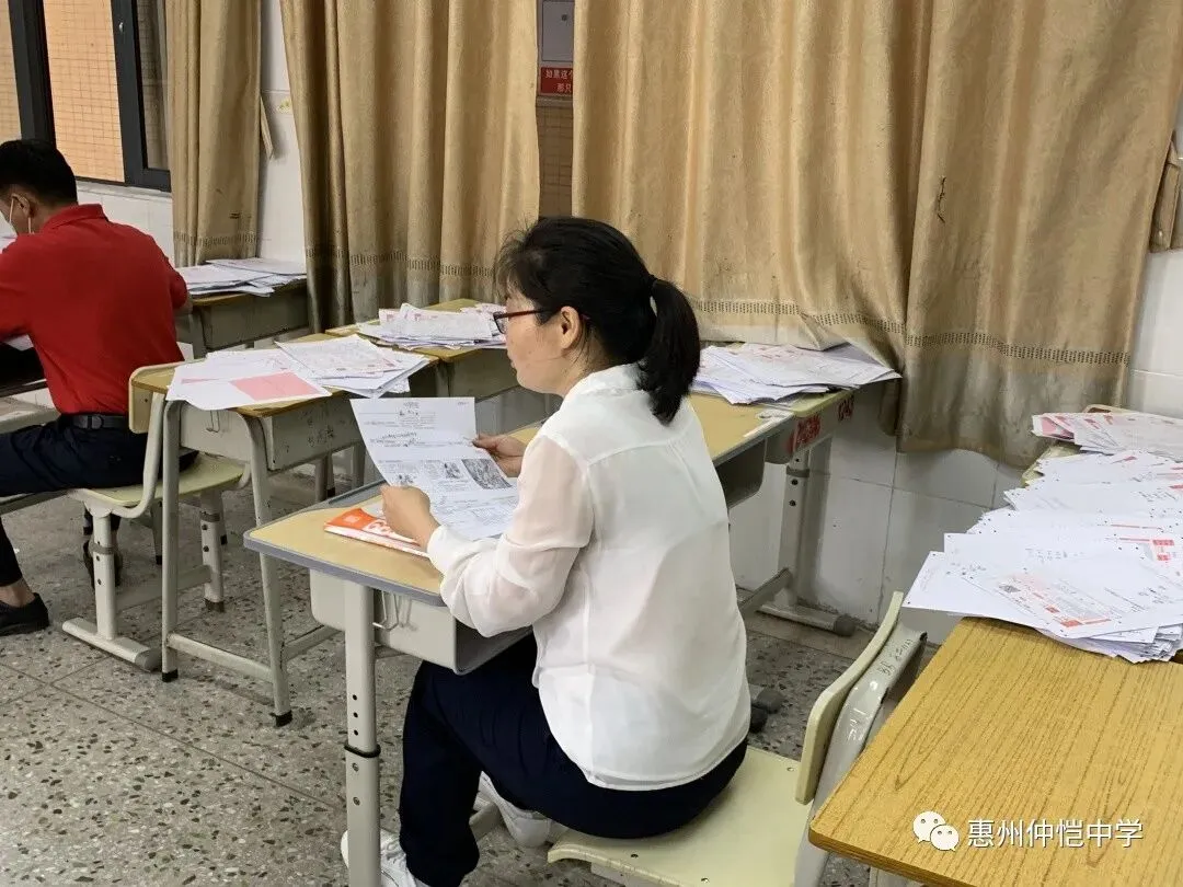 地理科组教师们在课后进行热烈研讨