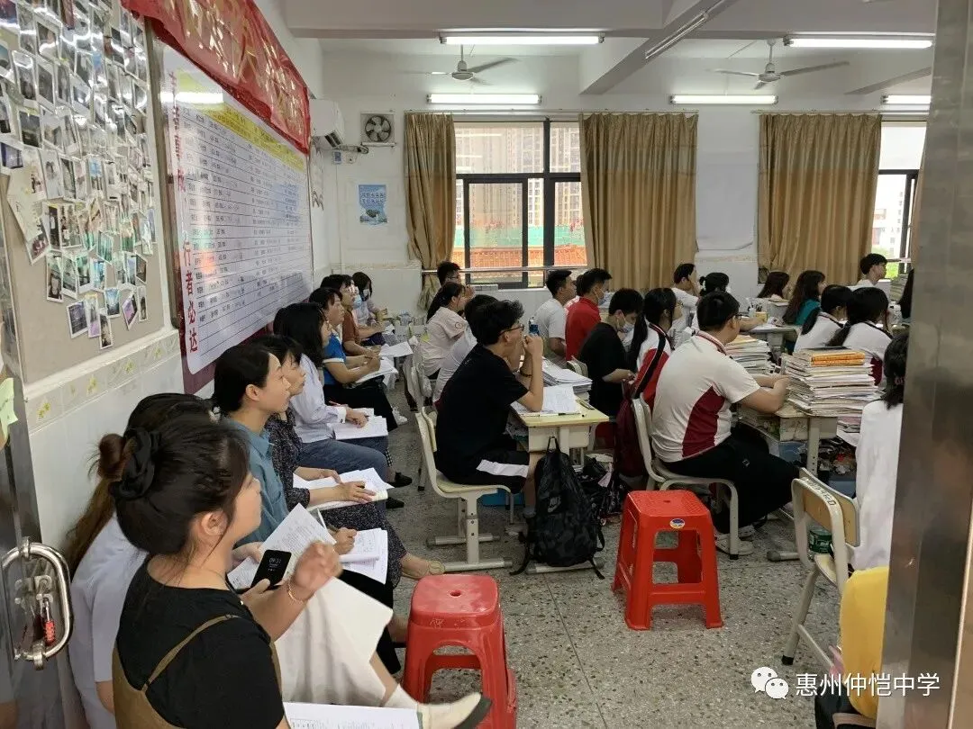 学生们在课堂上认真听讲并做笔记
