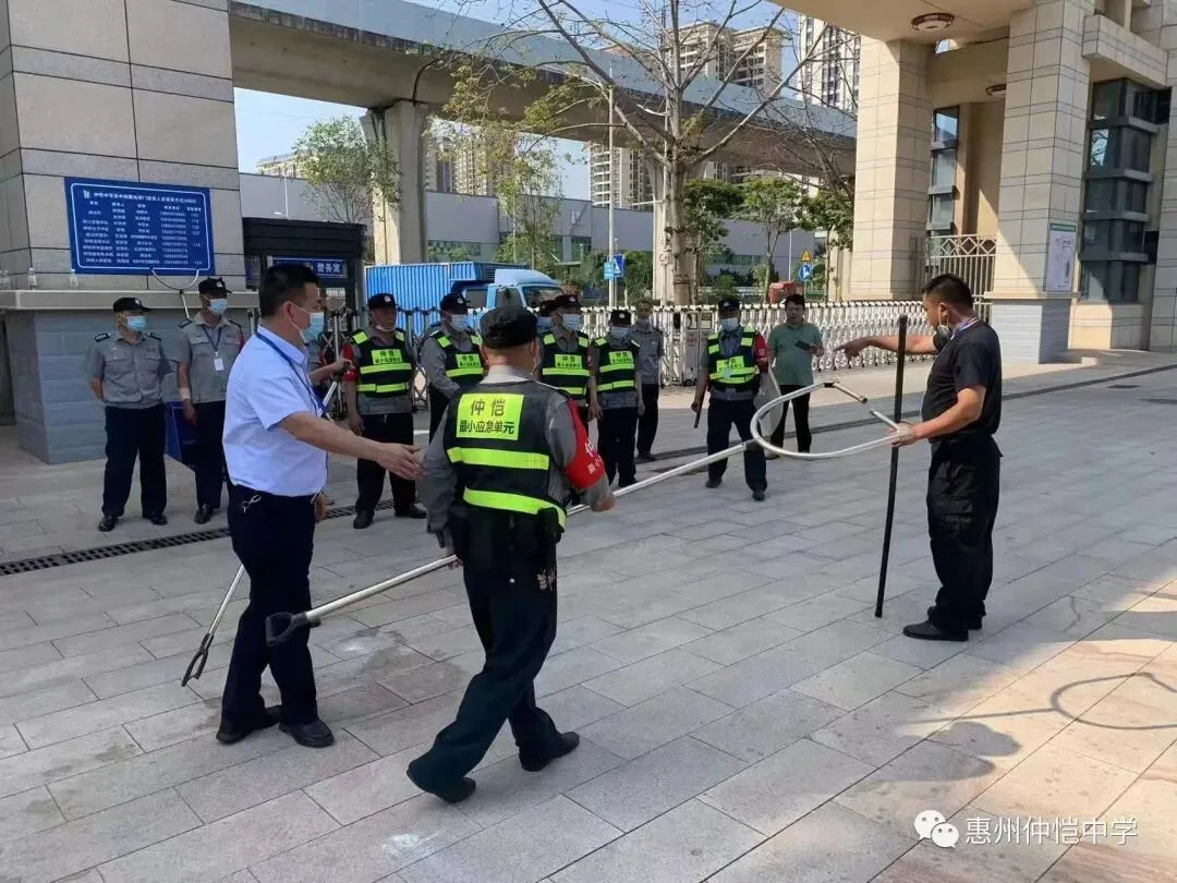 保安队员分组进行应急处置演练