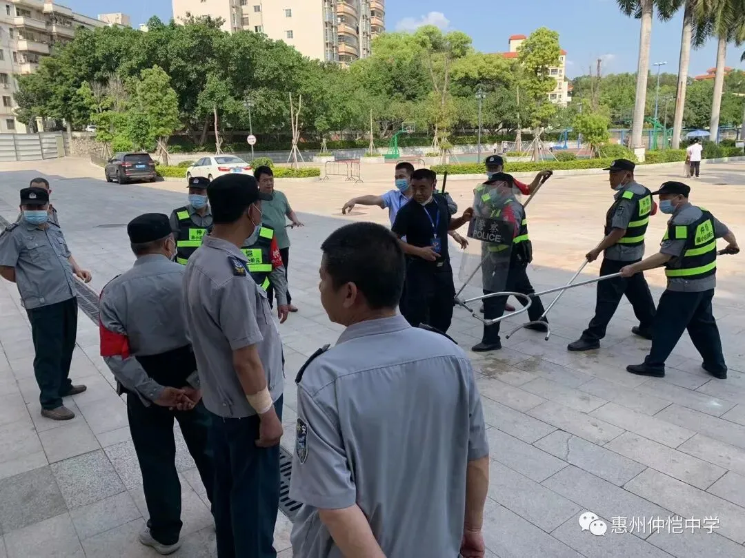 专业教官为保安队员讲解应急处置要点