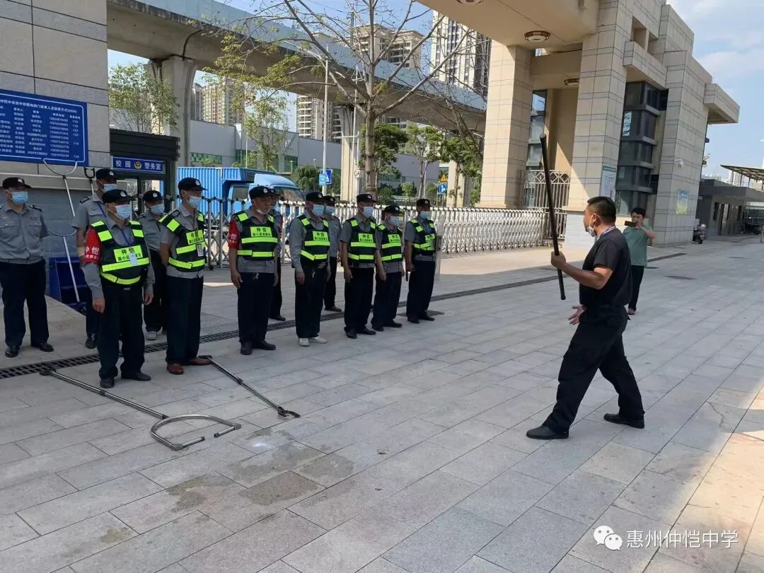 演练现场,保安队员展现出专业的应急反应能力