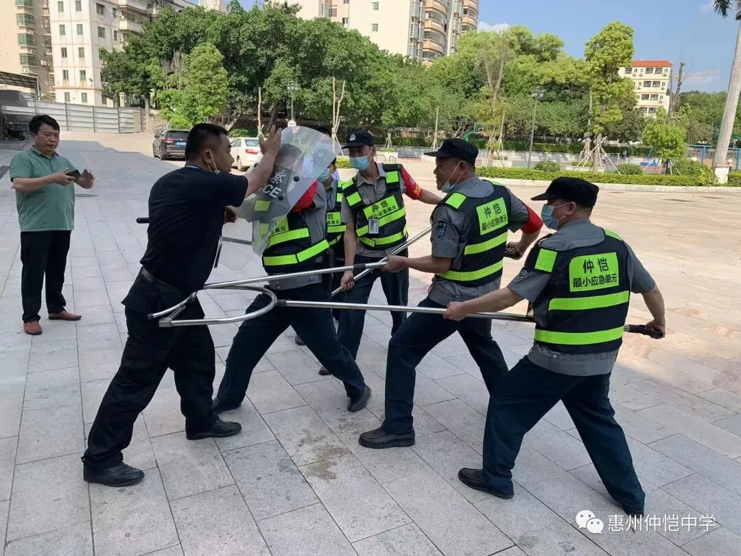 培训结束后,保安队员合影留念